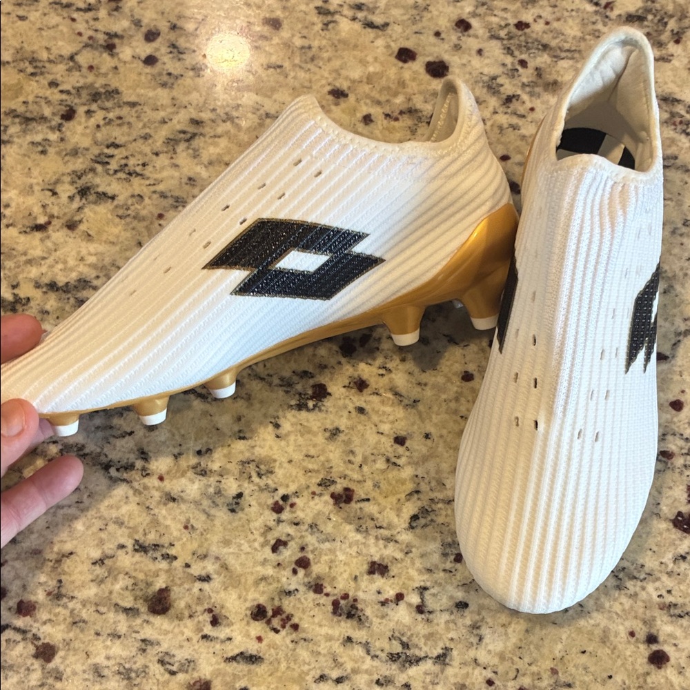 Lotto Men's White and Gold Athletic soccer Shoes